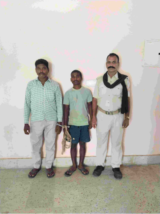 15 लीटर महुआ शराब ले जा रहे दो शराब तस्कर गिरफ्तार 